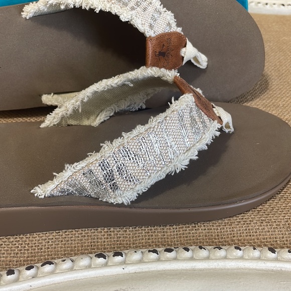 🎉❤️NEW SALE!! Corkys Silver Zebra Fringe Sandals Flip Flops - Picture 5 of 6